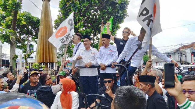 Ribuan Masa Pendukung, Relawan Dan Pengurus Partai Antar Pasangan Ivan-Dede Mendaftar Ke KPU Kota Tasikmalaya