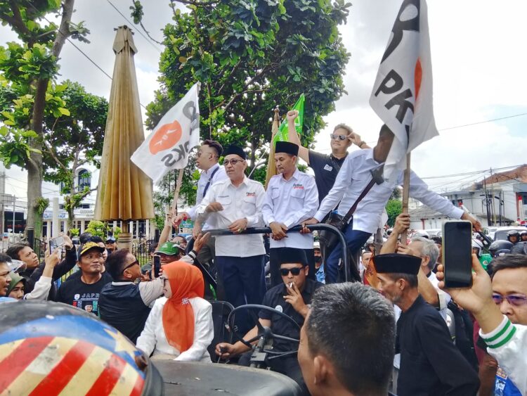 Ribuan Masa Pendukung, Relawan Dan Pengurus Partai Antar Pasangan Ivan-Dede Mendaftar Ke KPU Kota Tasikmalaya
