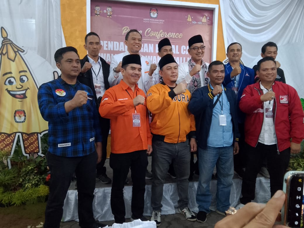 Ribuan Masa Pendukung, Relawan Dan Pengurus Partai Antar Pasangan Ivan-Dede Mendaftar Ke KPU Kota Tasikmalaya