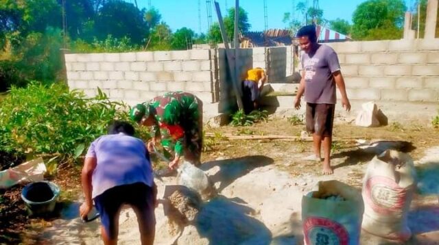Tanamkan Jiwa Gotong Royong Babinsa Pahunga Lodu Luangkan Waktu Bantu Warga Bangun Rumah
