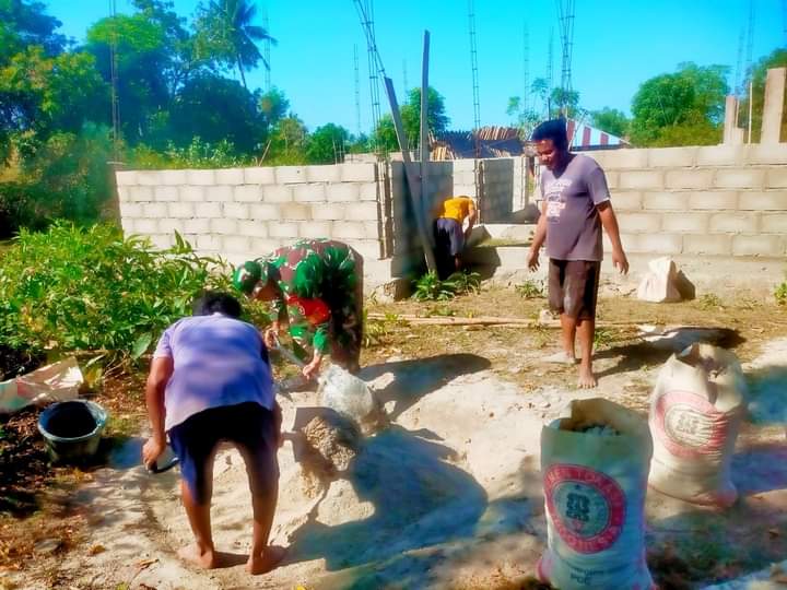 Tanamkan Jiwa Gotong Royong Babinsa Pahunga Lodu Luangkan Waktu Bantu Warga Bangun Rumah