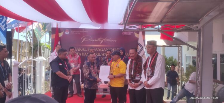 Sahabat Kota Kupang: Jonas Salean dan Alo Sukardan Daftar di KPU dengan Dukungan Ribuan Massa Sahabat Kota Kupang: Jonas Salean dan Alo Sukardan Daftar di KPU dengan Dukungan Ribuan Massa