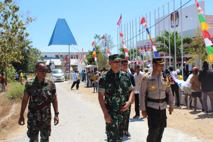 Dandim 1601/Sumba Timur Terjun Langsung Pimpin Pengamanan Hari Terakhir Pendaftaran Bakal Calon Bupati dan Wakil Bupati