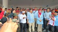 Deklarasi Pasangan Acep Jamhuri Dan Gina Swara Di Lapangan Karangpawitan Sebelum Berangkat Daftar Ke KPU Karawang