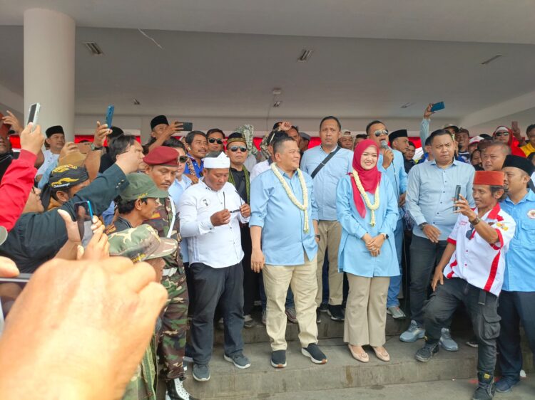 Deklarasi Pasangan Acep Jamhuri Dan Gina Swara Di Lapangan Karangpawitan Sebelum Berangkat Daftar Ke KPU Karawang Deklarasi Pasangan Acep Jamhuri Dan Gina Swara Di Lapangan Karangpawitan Sebelum Berangkat Daftar Ke KPU Karawang