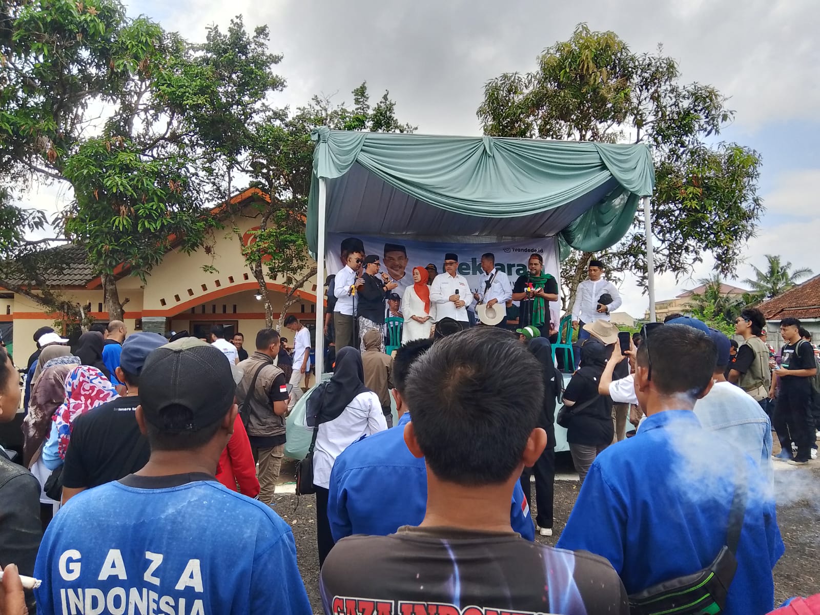 Ribuan Masa Pendukung, Relawan Dan Pengurus Partai Antar Pasangan Ivan-Dede Mendaftar Ke KPU Kota Tasikmalaya