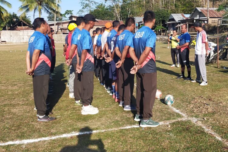 Wadanramil 1608-07/Monta Kapten Ibrahim Pimpin Olahraga Bersama Pemdes Pela