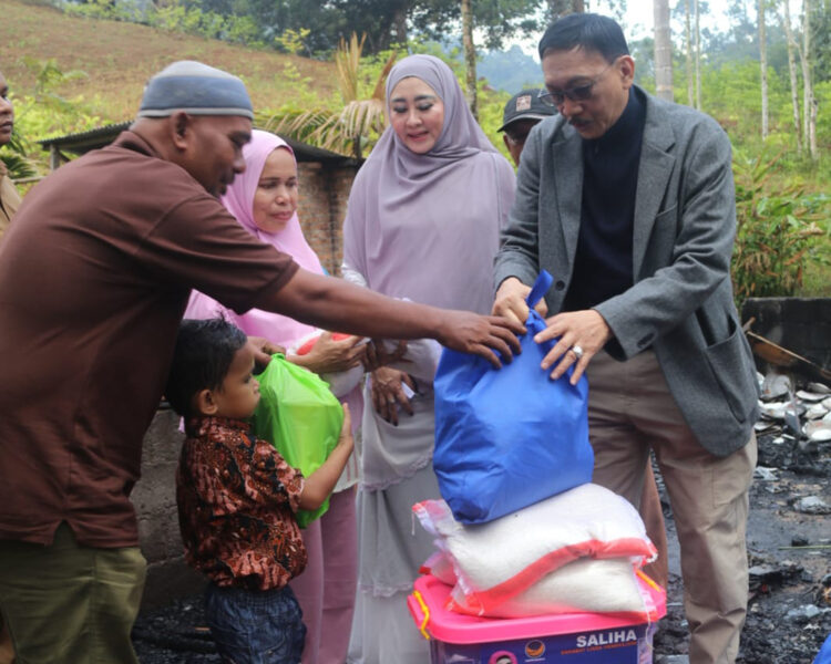 Korban Kebakaran di Siguntur Pessel Sumbar Terima Bantuan Dari Anggota DPR RI