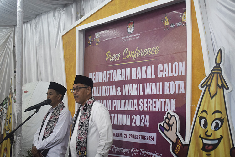 Ribuan Masa Pendukung, Relawan Dan Pengurus Partai Antar Pasangan Ivan-Dede Mendaftar Ke KPU Kota Tasikmalaya