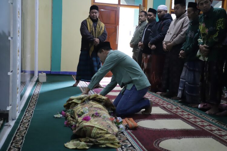 Kang DS Langsung Takziyah dan Ikut Menyolatkan Fauzan, Korban Gempa Kertasari