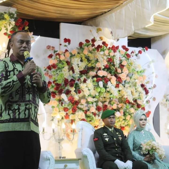 Dandim 1629/SBD Didampingi Ketua Persit Hadiri Resepsi Pernikahan Anggota