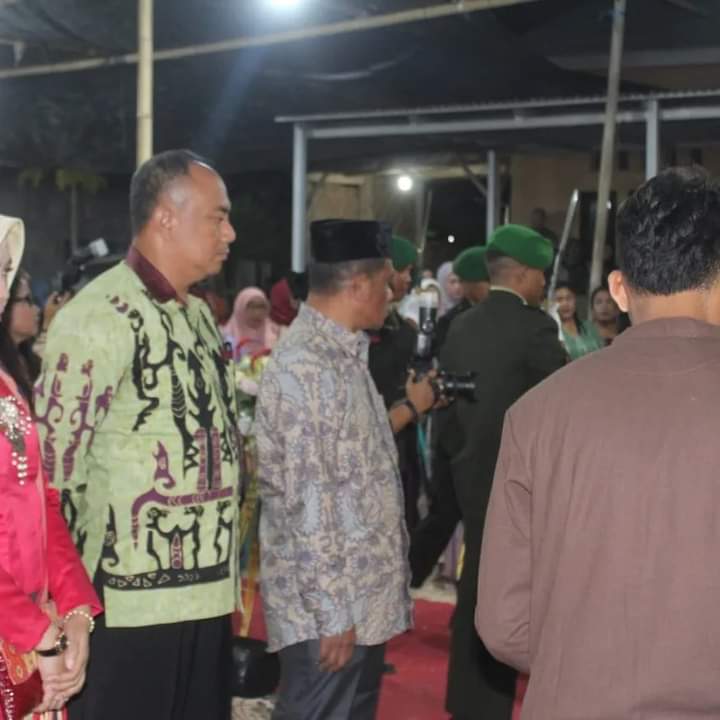 Dandim 1629/SBD Didampingi Ketua Persit Hadiri Resepsi Pernikahan Anggota