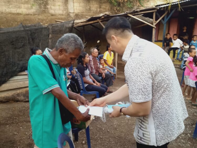 Dokter Christian Widodo Gelar Pengobatan Gratis di Kelapa Lima, Warga Oesapa Sambut dengan Antusias