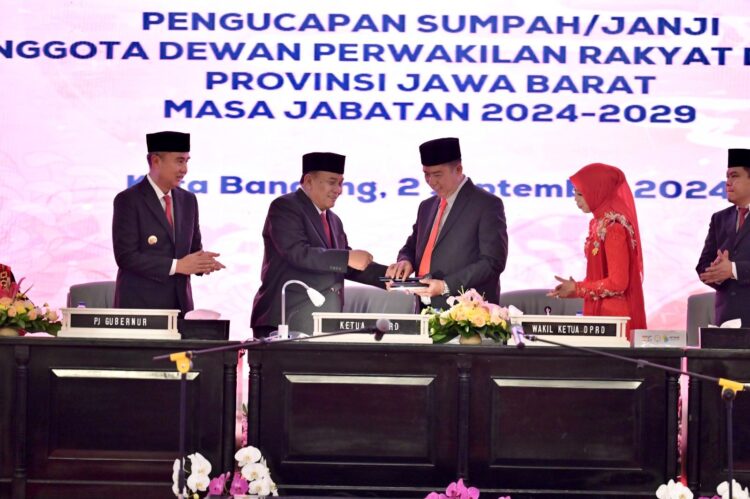 Penjabat Gubernur Bey Machmudin Mengajak Seluruh Anggota DPRD Jabar Periode 2024 - 2029 Bersinergi Dengan Pemdaprov Jabar