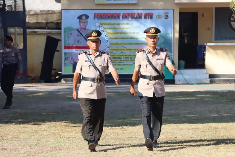 Kapolres Bima Pimpin Sertijab Kapolsek Monta dan Kasi Propam Kapolres Bima Pimpin Sertijab Kapolsek Monta dan Kasi Propam