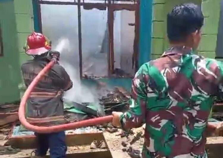 Gerak Cepat Anggota Koramil 0103/Banjar Bantu Padamkan Api Yang menghanguskan Rumah Warga