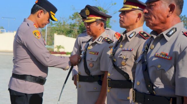 Serah Terima Jabatan : Kapolres SBD Apresiasi Masa Kepemimpinan Pejabat Utama Polres SBD
