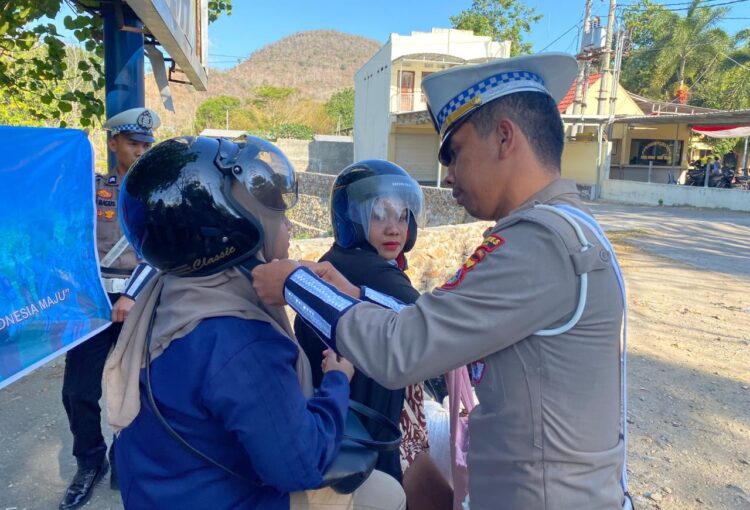 Sambut HUT Polantas Bhayangkara Ke-69 Sat Lantas Polres Bima Bagikan Helm Gratis dan Bunga