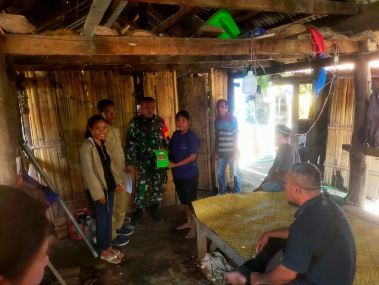 Babinsa Pahunga Lodu Dampingi Penyerahan Bantuan Bibit Sayuran
