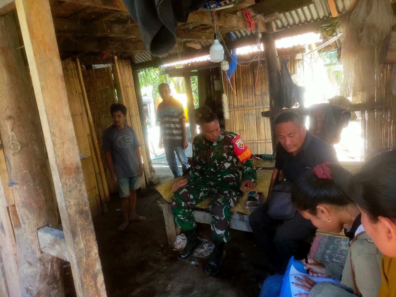 Babinsa Pahunga Lodu Dampingi Penyerahan Bantuan Bibit Sayuran