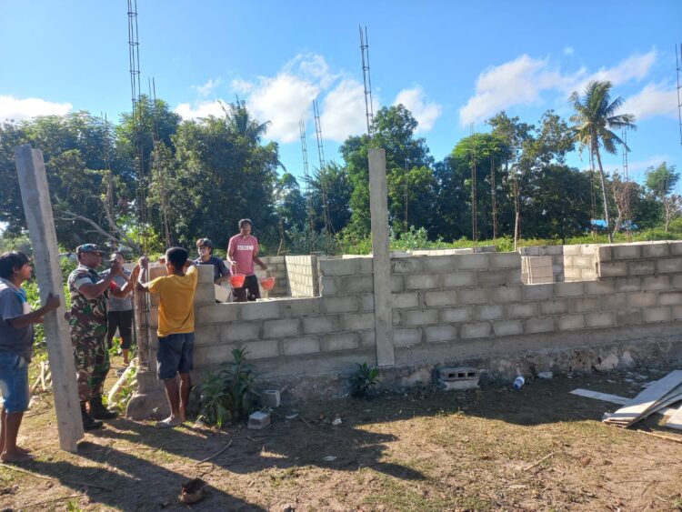 Bantu Kesulitan Warga Binaan, Babinsa Koramil 03/Pahunga Lodu Bergotong royong Bangun Rumah Bapak Tinus