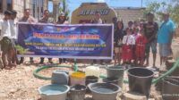 Peduli Kekeringan, Ditlantas Polda NTT Distribusikan Air Bersih untuk Warga Manulai