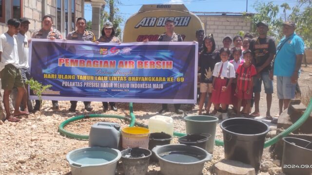 Peduli Kekeringan, Ditlantas Polda NTT Distribusikan Air Bersih untuk Warga Manulai