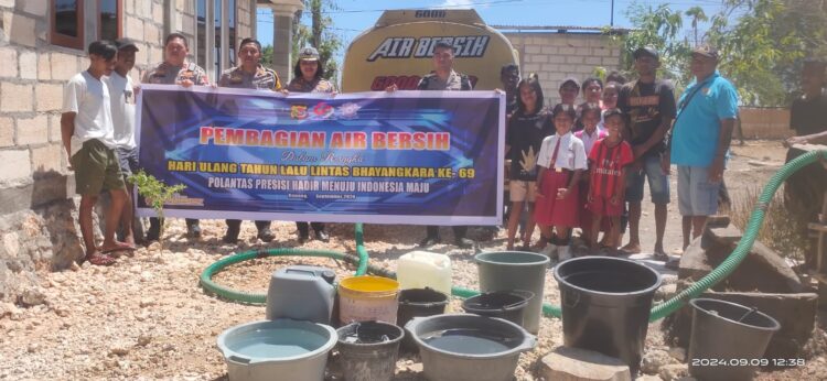 Peduli Kekeringan, Ditlantas Polda NTT Distribusikan Air Bersih untuk Warga Manulai Peduli Kekeringan, Ditlantas Polda NTT Distribusikan Air Bersih untuk Warga Manulai