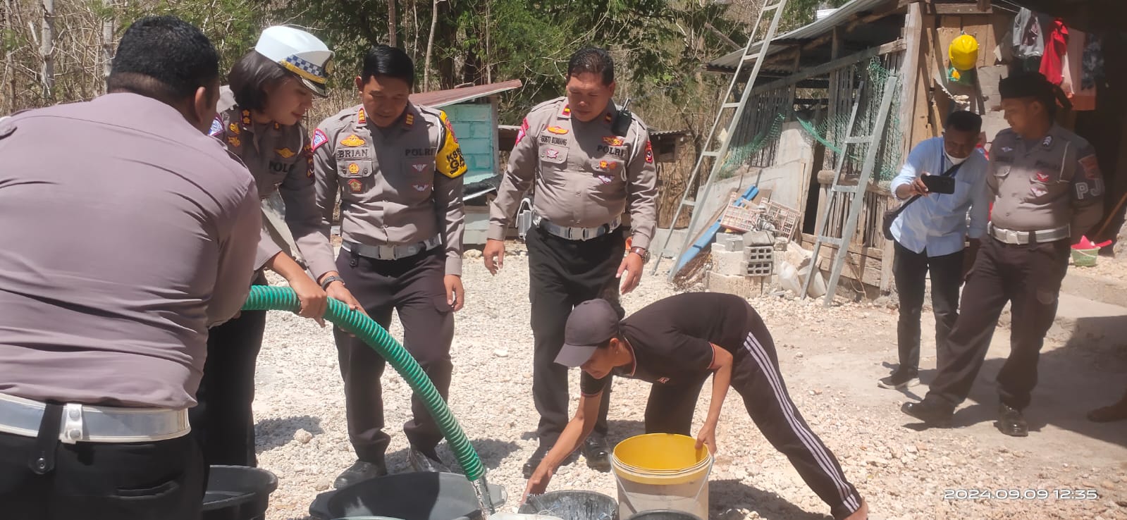 Peduli Kekeringan, Ditlantas Polda NTT Distribusikan Air Bersih untuk Warga Manulai