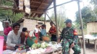 Jalin Komunikasi, Babinsa Tabundung Komsos Dengan Pedagang Dan Pembeli Di Pasar Tradisional