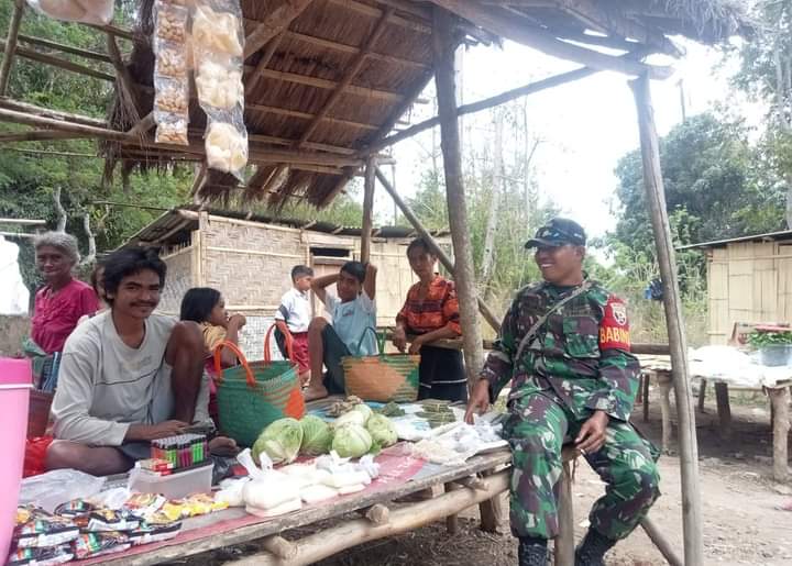 Jalin Komunikasi, Babinsa Tabundung Komsos Dengan Pedagang Dan Pembeli Di Pasar Tradisional