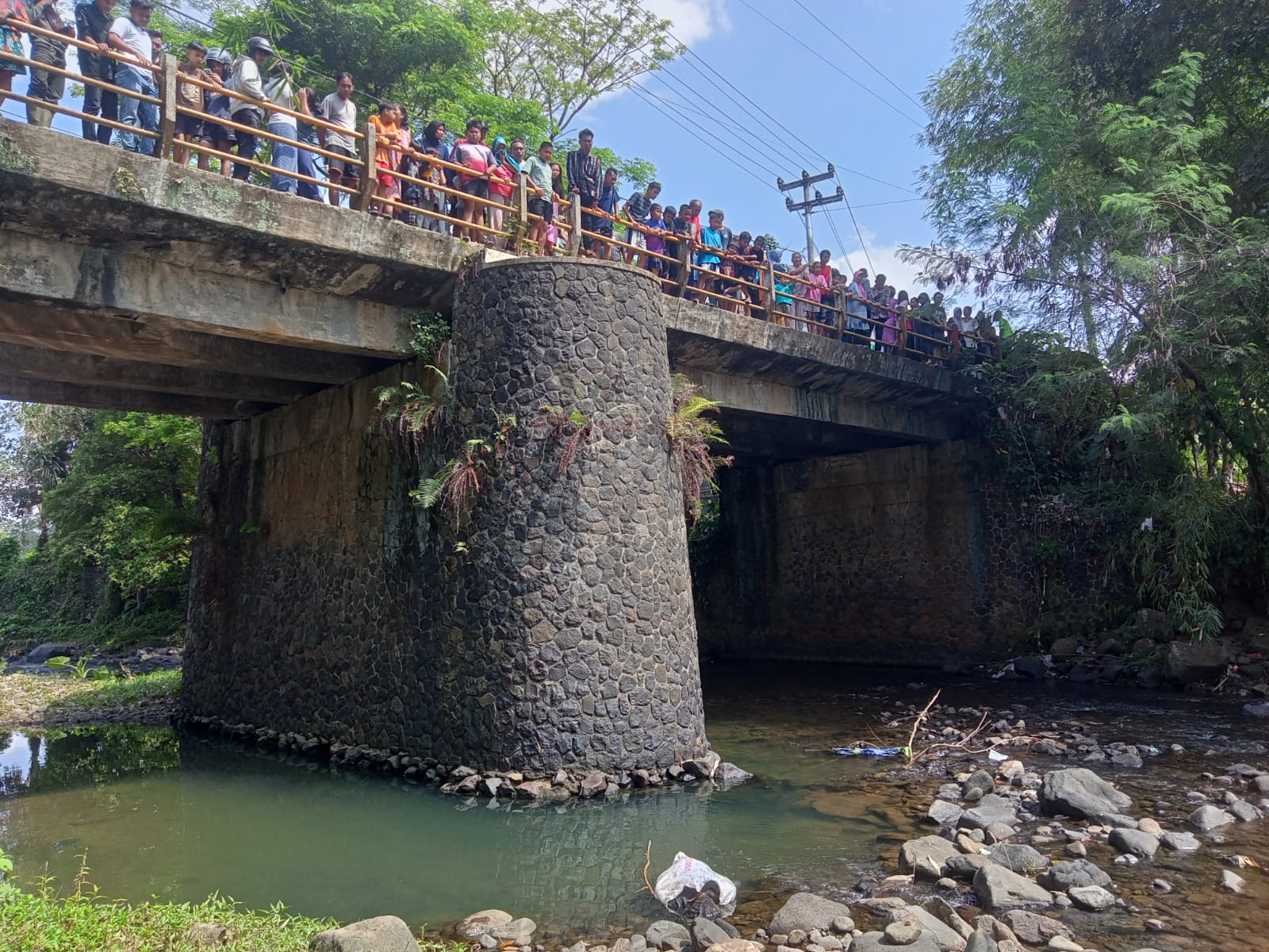 Warga Kp. Unen Di Gegerkan Penemuan Mayat, Dalam Karung Dibawah Jembatan Desa Sukakerta Jatiwaras Tasikmalaya