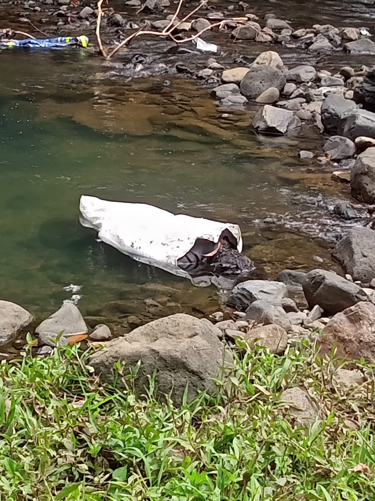 Warga Kp. Unen Di Gegerkan Penemuan Mayat, Dalam Karung Dibawah Jembatan Desa Sukakerta Jatiwaras Tasikmalaya
