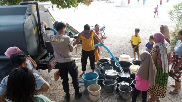 Musim Kemarau Panjang, Polres Bima Salurkan Air Bersih Untuk Masyarakat Desa Roka