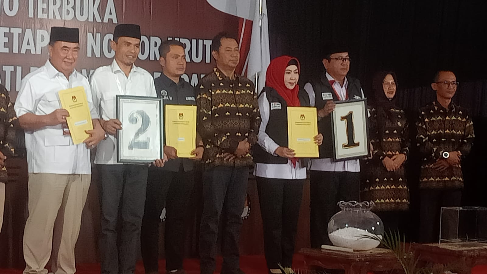 Komisi Pemilihan Umum ( KPU ) Kabupaten Tanggamus secara resmi menetapkan dua pasang calon Bupati dan Wakil Bupati Kabupaten Tanggamus untuk mengikuti pemilihan Bupati dan Wakil Bupati Kabupaten Tanggamus, Senin 23 September 2024.
Kedua pasang yang telah ditetapkan tersebut adalah pasangan Dewi Handajani dan Amar Siratjuddin, serta pasangan M Saleh dan Agus.Penetapan pasangan calon Bupati dan wakil Bupati Kabupaten Tanggamus di hadiri Ketua KPU Kabupaten Tanggamus Angga Lajuardy beserta komisioner KPU kabupaten tanggamus, Bawaslu Tanggamus, LO kedua pasangan calon Bupati dan Wakil Bupati Kabupaten Tanggamus.Dalam keterangannya Ketua KPU kabupaten tanggamus Angga Lajuardy, bahwa kami para komisioner KPU kabupaten tanggamus sepakat menetapkan pasangan calon Bupati dan Wakil Bupati kabupaten tanggamus, sesuai dengan berita acara yang tertuang dalam Surat Keputusan KPU kabupaten tanggamus nomor 1590 tahun 2024, tentang penetapan syarat minimal suara sah partai politik atau gabungan partai politik peserta Pilkada 2024 untuk mengajukan pasangan calon pasangan calon pada pemilihan Bupati dan Wakil Bupati Kabupaten Tanggamus minimal 10 kursi atau 7,5 persen dari perolehan suara sah pada pemilu 2024.pasangan calon M Saleh Asnawi dan Agus Suranto, diusung oleh 12 partai politik yaitu Gerindra, PAN, Demokrat, Nasdem, PKB. Dengan total jumlah 27 kursi. Pasangan M Saleh dan Agus memenuhi syarat minimal pengajuan pasangan calon,” ujar Angga Lajuardy.Selanjutnya, pasangan Dewi Handajani dan Amar Siratjuddin yang di usung dua parpol PDIP, Golkar dan PKS, Perindo, dengan total jumlah 16 kursi. Pasangan calon Dewi Handajani dan Amar Sirajuddin Sirat memenuhi syarat minimal mengajukan pasangan calon,” lanjutnya.Berdasarkan hasil penelitian syarat administrasi awal dan perbaikan verifikasi faktual berkas administrasi pasangan calon M Saleh Asnawi dan Agus serta pasangan calon Dewi Handajani dan Amar Siratjuddin dinyatakan memenuhi syarat dan ditetapkan sebagai pasangan Bupati dan Wakil Bupati Kabupaten Tanggamus pada pemilihan Bupati dan Wakil Bupati Kabupaten Tanggamus tahun 2024.“Berdasarkan berita acara Rapat Pleno KPU kabupaten tanggamus nomor 481/PL.02.2/PA/1801/2/2024 tentang penetapan pasangan calon peserta pemilihan Bupati dan Wakil Bupati Kabupaten Tanggamus tahun 2024 dan ditandatangani oleh seluruh komisioner KPU kabupaten tanggamus, maka keputusan ini dituangkan dalam keputusan KPU kabupaten tanggamus nomor 1606 tahun 2024 tentang penetapan pasangan calon Bupati dan Wakil Bupati Kabupaten Tanggamus tahun 2024,” tutup Ketua KPU kabupaten tanggamus.Turut hadir dalam kegiatan tersebut Kapolres dandim dan kajari Inspektur, Plt. Kaban Baperida, Kaban Kesbangpol, Kasatpol PP, Kadis Kominfo, Bawaslu kabupaten tanggamus dan forkopimda kabupaten tanggamus, tim pemenangan pasangan masing masing calon.
(Sahidi)