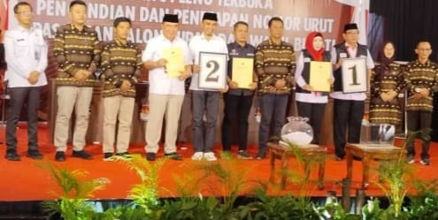 Komisi Pemilihan Umum ( KPU ) Kabupaten Tanggamus secara resmi menetapkan dua pasang calon Bupati dan Wakil Bupati Kabupaten Tanggamus untuk mengikuti pemilihan Bupati dan Wakil Bupati Kabupaten Tanggamus, Senin 23 September 2024.
Kedua pasang yang telah ditetapkan tersebut adalah pasangan Dewi Handajani dan Amar Siratjuddin, serta pasangan M Saleh dan Agus.Penetapan pasangan calon Bupati dan wakil Bupati Kabupaten Tanggamus di hadiri Ketua KPU Kabupaten Tanggamus Angga Lajuardy beserta komisioner KPU kabupaten tanggamus, Bawaslu Tanggamus, LO kedua pasangan calon Bupati dan Wakil Bupati Kabupaten Tanggamus.Dalam keterangannya Ketua KPU kabupaten tanggamus Angga Lajuardy, bahwa kami para komisioner KPU kabupaten tanggamus sepakat menetapkan pasangan calon Bupati dan Wakil Bupati kabupaten tanggamus, sesuai dengan berita acara yang tertuang dalam Surat Keputusan KPU kabupaten tanggamus nomor 1590 tahun 2024, tentang penetapan syarat minimal suara sah partai politik atau gabungan partai politik peserta Pilkada 2024 untuk mengajukan pasangan calon pasangan calon pada pemilihan Bupati dan Wakil Bupati Kabupaten Tanggamus minimal 10 kursi atau 7,5 persen dari perolehan suara sah pada pemilu 2024.pasangan calon M Saleh Asnawi dan Agus Suranto, diusung oleh 12 partai politik yaitu Gerindra, PAN, Demokrat, Nasdem, PKB. Dengan total jumlah 27 kursi. Pasangan M Saleh dan Agus memenuhi syarat minimal pengajuan pasangan calon,” ujar Angga Lajuardy.Selanjutnya, pasangan Dewi Handajani dan Amar Siratjuddin yang di usung dua parpol PDIP, Golkar dan PKS, Perindo, dengan total jumlah 16 kursi. Pasangan calon Dewi Handajani dan Amar Sirajuddin Sirat memenuhi syarat minimal mengajukan pasangan calon,” lanjutnya.Berdasarkan hasil penelitian syarat administrasi awal dan perbaikan verifikasi faktual berkas administrasi pasangan calon M Saleh Asnawi dan Agus serta pasangan calon Dewi Handajani dan Amar Siratjuddin dinyatakan memenuhi syarat dan ditetapkan sebagai pasangan Bupati dan Wakil Bupati Kabupaten Tanggamus pada pemilihan Bupati dan Wakil Bupati Kabupaten Tanggamus tahun 2024.“Berdasarkan berita acara Rapat Pleno KPU kabupaten tanggamus nomor 481/PL.02.2/PA/1801/2/2024 tentang penetapan pasangan calon peserta pemilihan Bupati dan Wakil Bupati Kabupaten Tanggamus tahun 2024 dan ditandatangani oleh seluruh komisioner KPU kabupaten tanggamus, maka keputusan ini dituangkan dalam keputusan KPU kabupaten tanggamus nomor 1606 tahun 2024 tentang penetapan pasangan calon Bupati dan Wakil Bupati Kabupaten Tanggamus tahun 2024,” tutup Ketua KPU kabupaten tanggamus.Turut hadir dalam kegiatan tersebut Kapolres dandim dan kajari Inspektur, Plt. Kaban Baperida, Kaban Kesbangpol, Kasatpol PP, Kadis Kominfo, Bawaslu kabupaten tanggamus dan forkopimda kabupaten tanggamus, tim pemenangan pasangan masing masing calon.
(Sahidi)