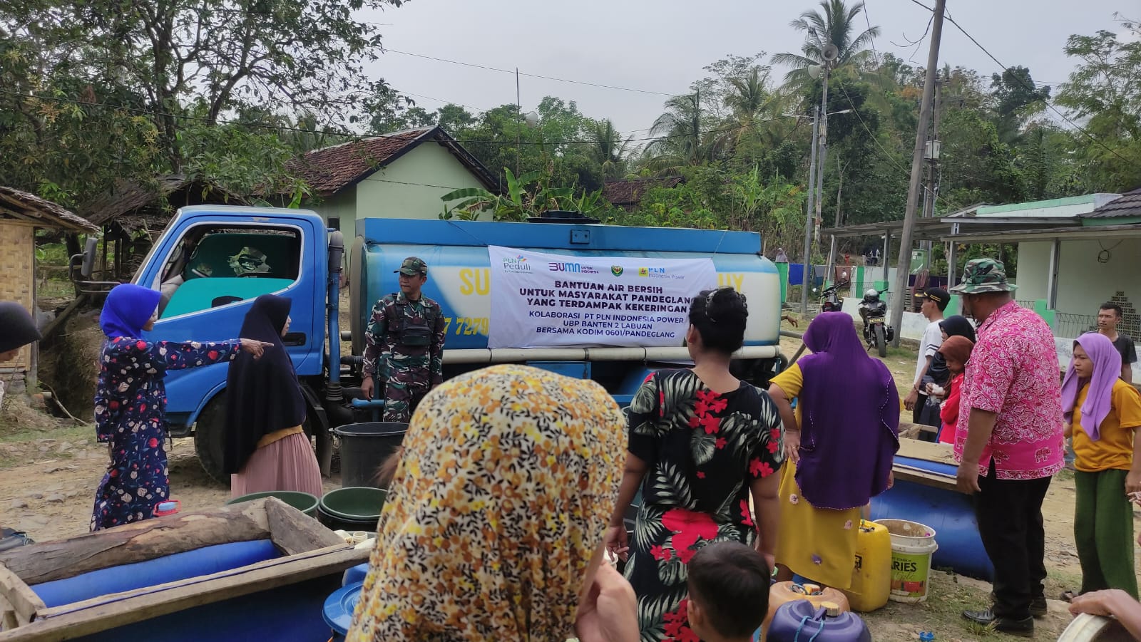 Bersama PT PLN Indonesia Power Banten 2 Labuan, Kodim 0601/Pandeglang Salurkan Bantuan Air Bersih