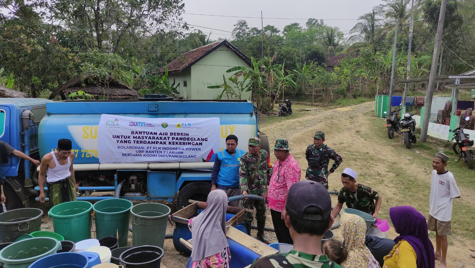 Bersama PT PLN Indonesia Power Banten 2 Labuan, Kodim 0601/Pandeglang Salurkan Bantuan Air Bersih