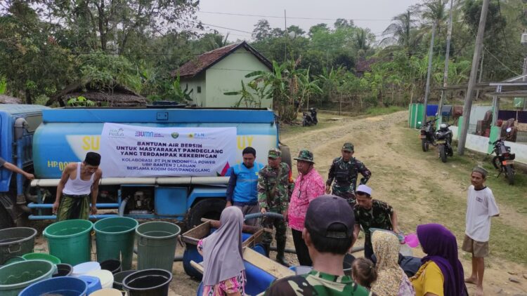 Bersama PT PLN Indonesia Power Banten 2 Labuan, Kodim 0601/Pandeglang Salurkan Bantuan Air Bersih