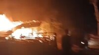 Si Jago Merah Kembali Melahap Sebuah Rumah Warga, Babinsa Bersama Warga Sigap Padamkan Api