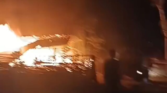 Si Jago Merah Kembali Melahap Sebuah Rumah Warga, Babinsa Bersama Warga Sigap Padamkan Api