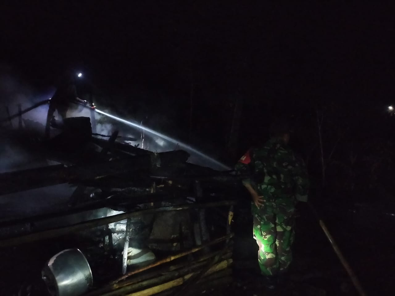 Si Jago Merah Kembali Melahap Sebuah Rumah Warga, Babinsa Bersama Warga Sigap Padamkan Api