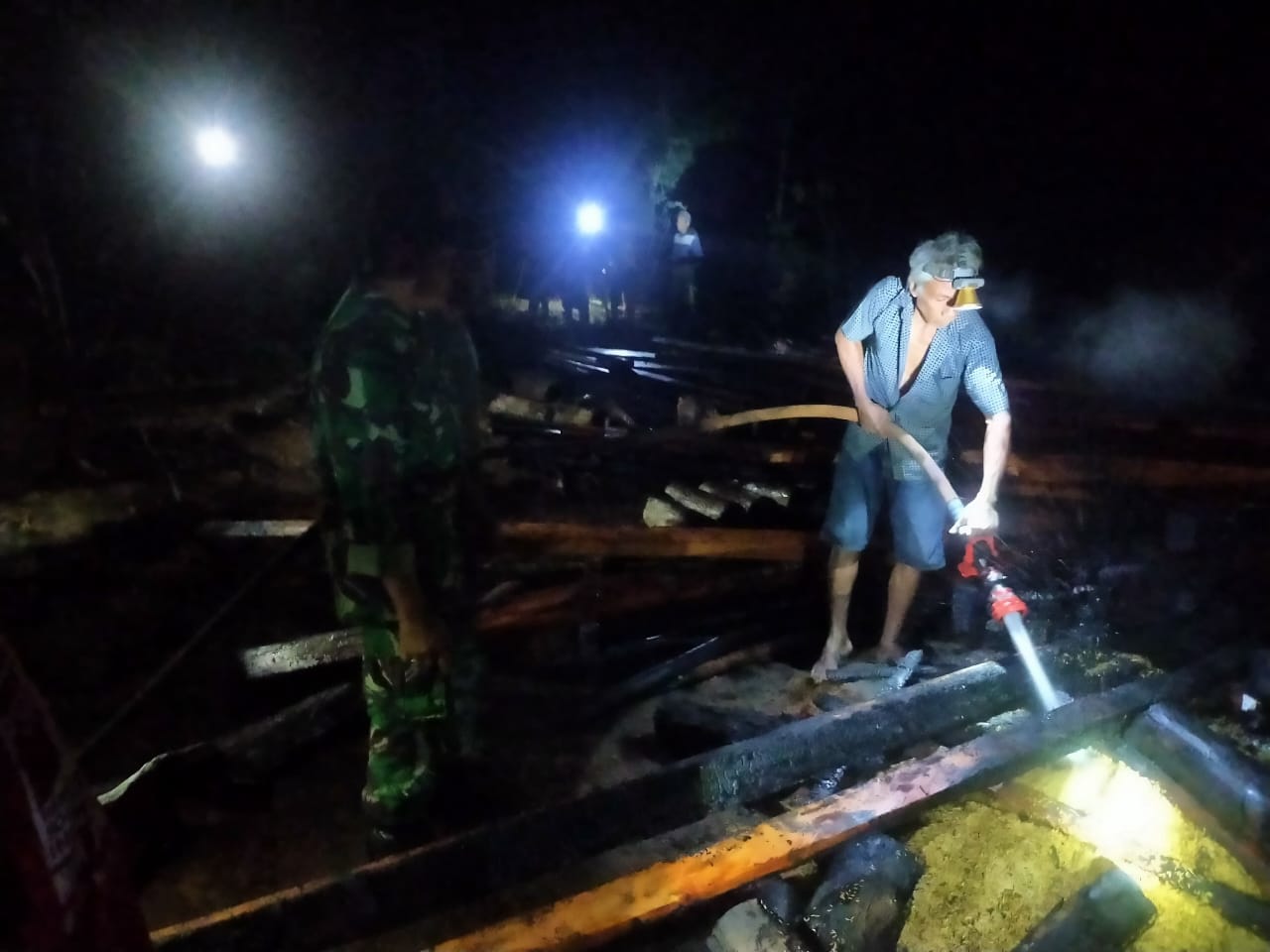 Si Jago Merah Kembali Melahap Sebuah Rumah Warga, Babinsa Bersama Warga Sigap Padamkan Api
