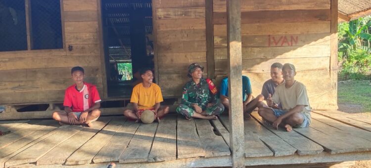 Babinsa Koramil 02/Rindi Umalulu Melaksanakan Komsos Dengan Warga Binaannya Babinsa Koramil 02/Rindi Umalulu Melaksanakan Komsos Dengan Warga Binaannya