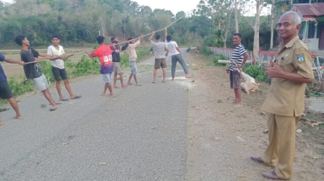 Komite SD-SMPN Satap Waikajanga dan Orang Tua/Wali Murid Gotong Royong Pembuatan Pagar Sekolah