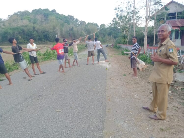 Komite SD-SMPN Satap Waikajanga dan Orang Tua/Wali Murid Gotong Royong Pembuatan Pagar Sekolah