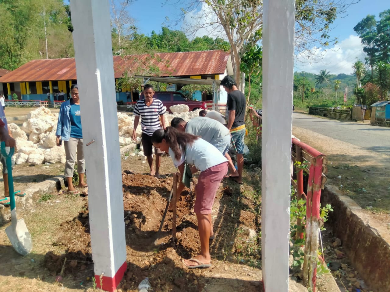 Komite SD-SMPN Satap Waikajanga dan Orang Tua/Wali Murid Gotong Royong Pembuatan Pagar Sekolah