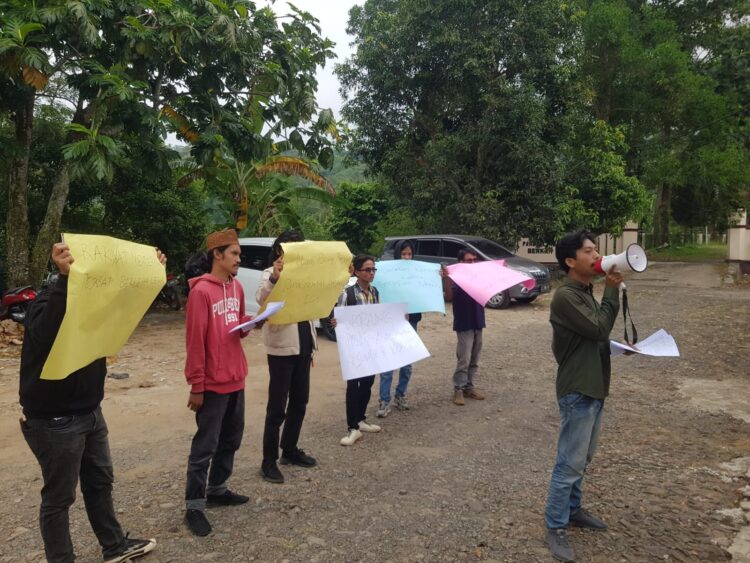 Aktivis Pandeglang Gruduk Kantor Disperindag Pasko Menuntut ke Adilan Aktivis Pandeglang Gruduk Kantor Disperindag Pasko Menuntut ke Adilan