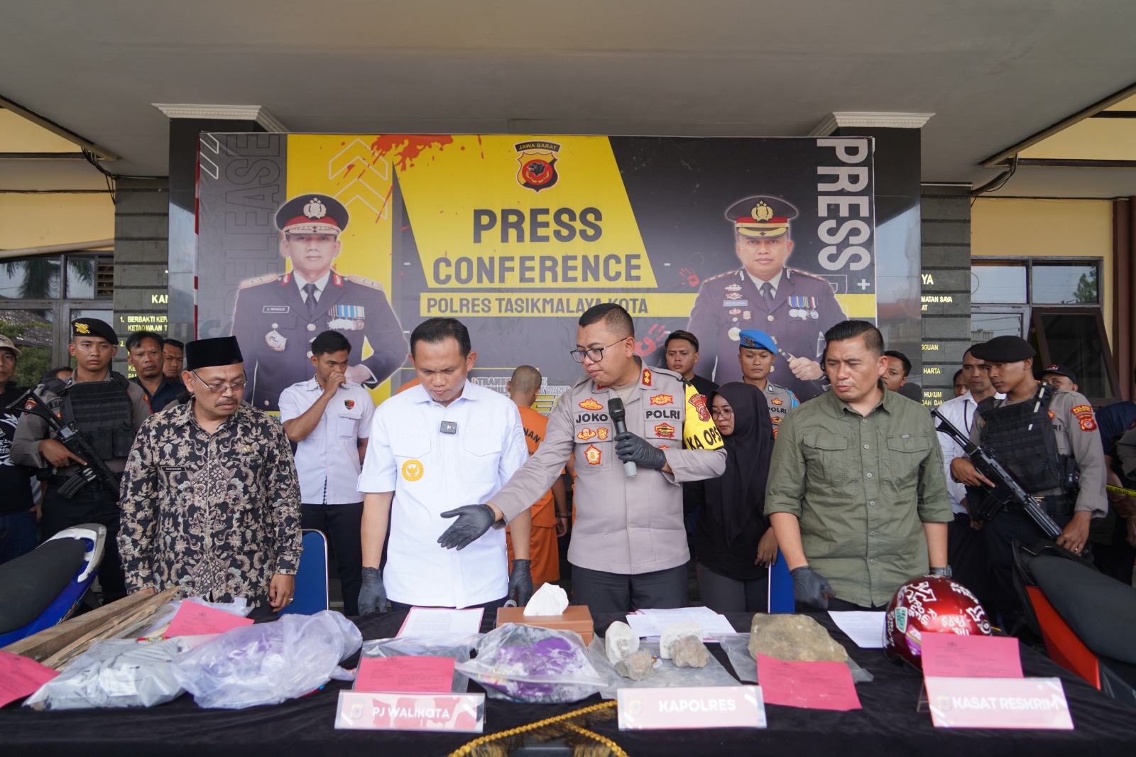 Kapolres Tasikmalaya Kota dan PJ Walikota, Rilis Ungkap Kasus Pengeroyokan Remaja di Jalan Letjen Mashudi Cibeureum