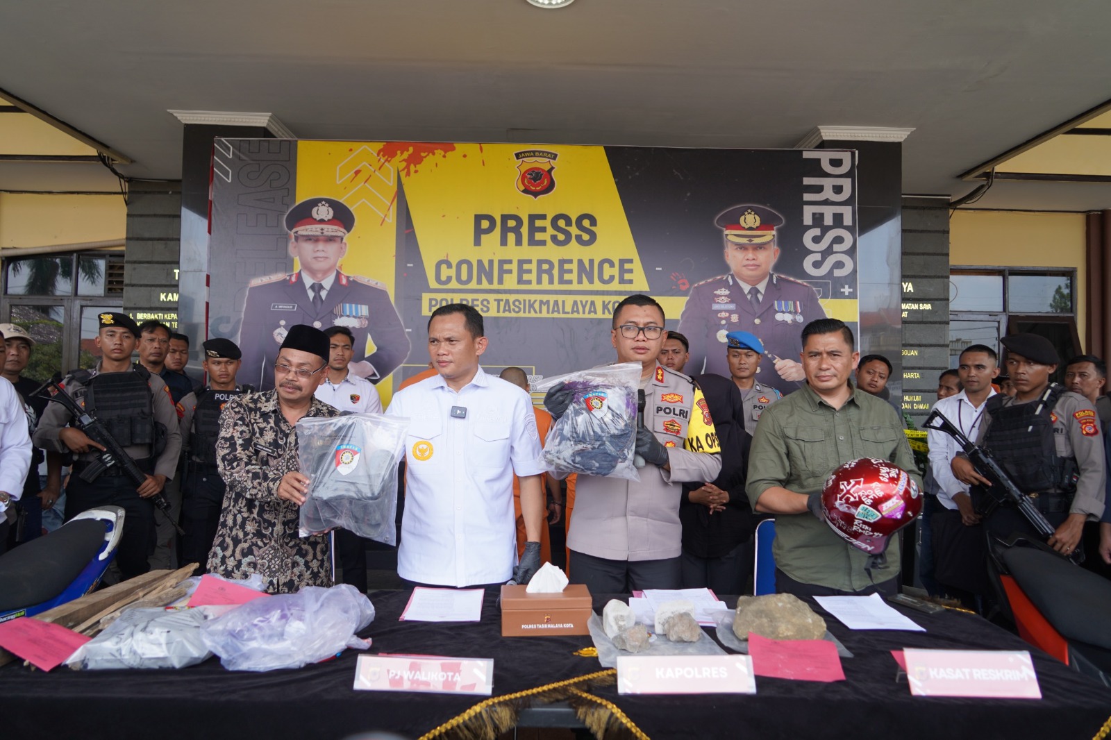 Kapolres Tasikmalaya Kota dan PJ Walikota, Rilis Ungkap Kasus Pengeroyokan Remaja di Jalan Letjen Mashudi Cibeureum